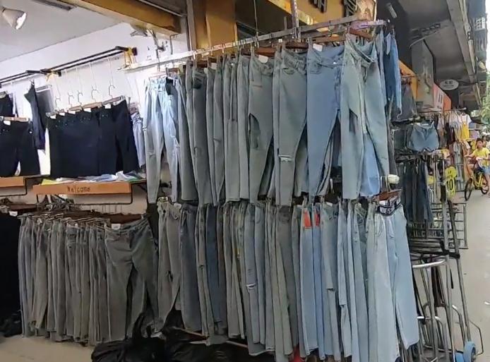 實(shí)拍廣州昌崗尾貨批發(fā)市場(chǎng) 低價(jià)服裝吸引全球采購(gòu)商
